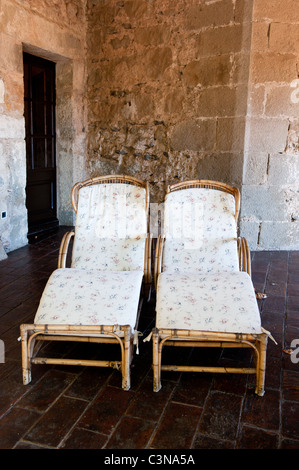 Des chaises à la terrasse dans le jardin du musée à Pubol de Salvador Dali et Gala Banque D'Images