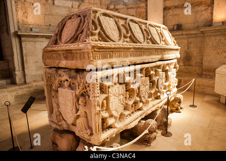 En pierre de style gothique coffret sarcophage de Ferdinand I de Portugal situé à l'intérieur du couvent Carmo Musée Archéologique. Lisbon Banque D'Images