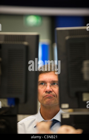 Un commerçant de l'équité à l'écran de son ordinateur, Frankfurt am Main, Allemagne Banque D'Images