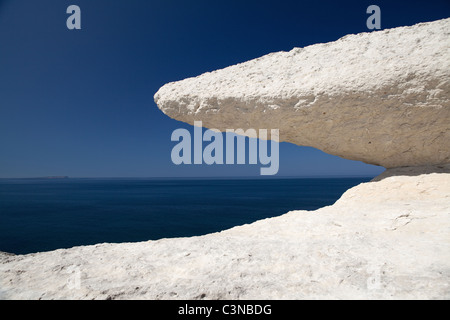 Roches érodées détail pierre blanche bleu ciel et mer belle contexte l'érosion des falaises du littoral Banque D'Images