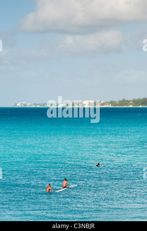 Surfeurs à Enterprise point Beach Barbade, Caraïbes. Banque D'Images