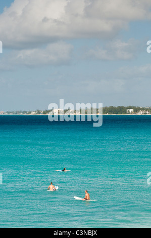 Surfeurs à Enterprise point Beach Barbade, Caraïbes. Banque D'Images