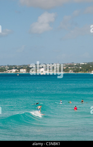 Surfeurs à Enterprise point Beach Barbade, Caraïbes. Banque D'Images