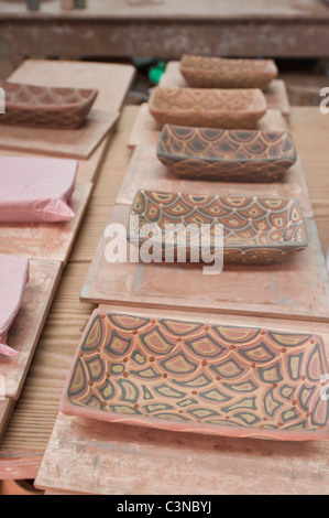 Poterie d'argile décorée à l'atelier de poterie de terrassement, usine de grange de Barbades, Caraïbes. Banque D'Images
