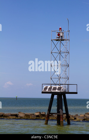 Balise de navigation fonctionnant à l'énergie solaire met en garde les cellules voyage loin de l'eau peu profonde et les côtes rocheuses. Banque D'Images