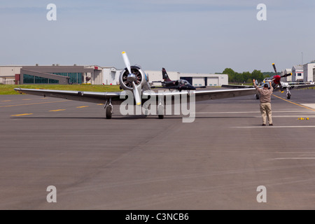 Au-6 Texan, connu comme le plan de formation Harvard mène un Mustang et un Albatros de la piste Banque D'Images