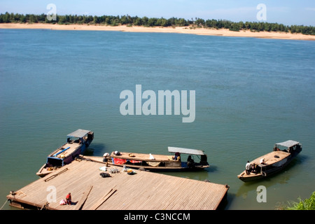 Un ancien en bois délabrés de fret et de passagers bateau est amarré à un quai sur le fleuve Mékong dans Kratie, au Cambodge. Banque D'Images