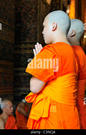 Les moines Thaïlandais être ordonné dans le célèbre temple de Wat Pho à Bangkok, Thaïlande. Banque D'Images