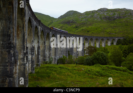 Vue sur viaduc de Glenfinnan, Ecosse, chef de Loch Shiel Banque D'Images