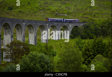 Vue sur viaduc de Glenfinnan, Ecosse, chef de Loch Shiel Banque D'Images