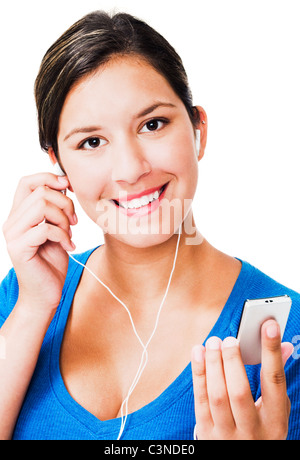 Portrait d'une femme à l'écoute de la musique sur un mp3 player isolated over white Banque D'Images