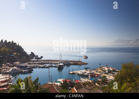 Turquie, Antalya, marina et les toits de la Vieille Ville Banque D'Images