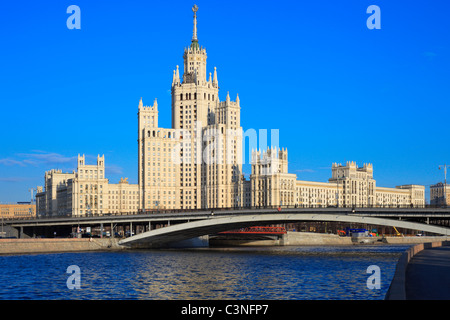 Immeuble de grande hauteur sur Kotelnicheskaya remblai en Moscou, Russie Banque D'Images