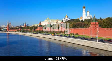 Moscou le Kremlin et la rivière, vue depuis le pont. La Russie. Banque D'Images