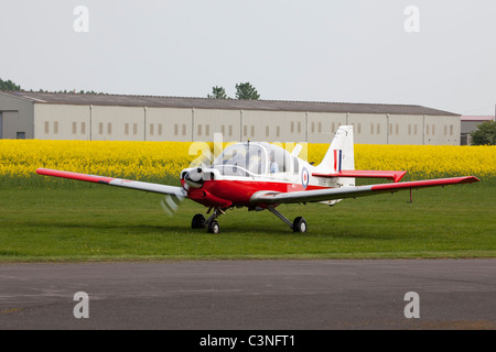 Scottish Aviation Bulldog T1 série 120 modèle 121 XX695 G-CBBT le long de la circulation au sol à l'Aérodrome de Breighton runaway Banque D'Images