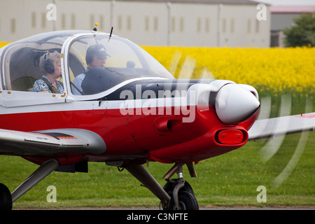 Scottish Aviation Bulldog T1 série 120 modèle 121 XX695 G-CBBT taxiing à Breighton Airfield Banque D'Images