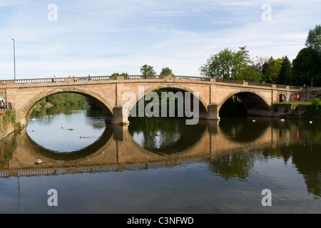 Pont routier traversant la rivière Severn à Worcestershire Bewdley Banque D'Images