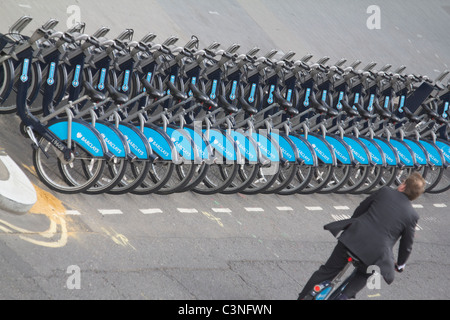 Rangée de Boris bikes, Barclays cycle bleu location régime à Londres Banque D'Images