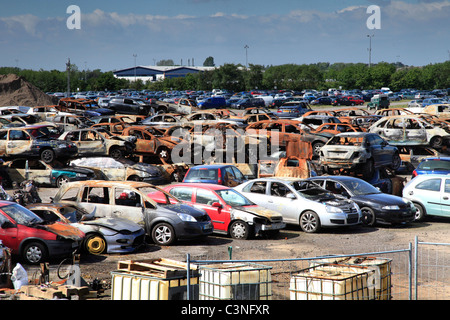 Parc à ferrailles avec Burnt Out autos et cars Banque D'Images