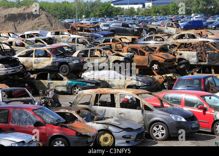 Parc à ferrailles avec Burnt Out autos et cars Banque D'Images