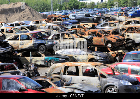 Parc à ferrailles avec Burnt Out autos et cars Banque D'Images