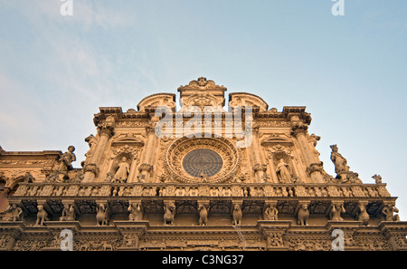 Avec sa façade rose (Catherine) Fenêtre de Baroque Basilique Santa Croce (l'église de Sainte Croix), Lecce, Pouilles, Italie Banque D'Images