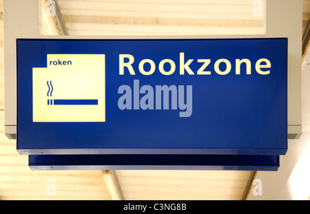 Leiden, Pays-Bas. "Fumer Zone' / Rookzone sur la plate-forme à la gare Banque D'Images