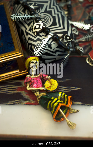 Un morceau de bijoux fabriqués à la main célèbre Día de los Muertos, le Jour des Morts, à l'Iris Hondo Hondo, ferme, Nouveau Mexique. Banque D'Images