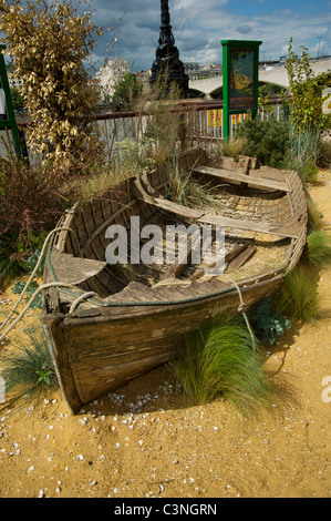 Vieux bateau à rames sur la plage de faux sur Riverside Walkway Southbank, Londres Angleterre Royaume-uni Banque D'Images