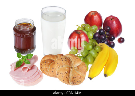 Petit-déjeuner sain avec des produits de boulangerie, fruits, lait, miel et jambon. Banque D'Images