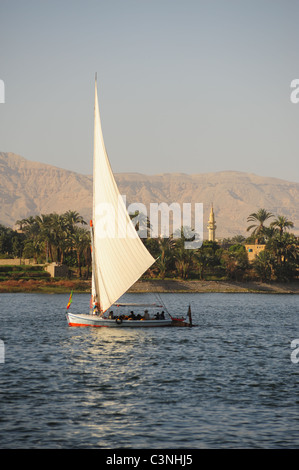 Afrique Moyen-Orient Egypte Louxor Nil felouque à felucka avec la vallée des rois dans l'arrière-plan Banque D'Images