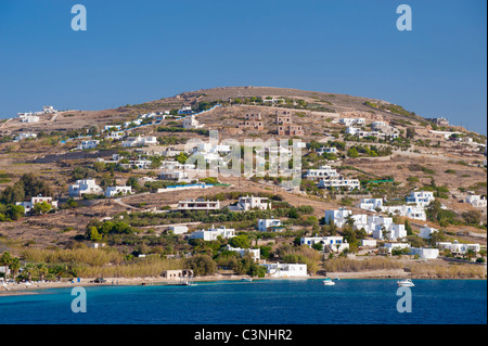 Maisons à flanc de colline, près du port de Hora, sur l'île de Naxos Cyclades grecques. Banque D'Images