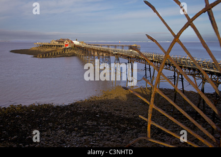 L'ancienne jetée et bateau à l'abandon de la vie en station Weston Super Mare Somerset, Angleterre Banque D'Images