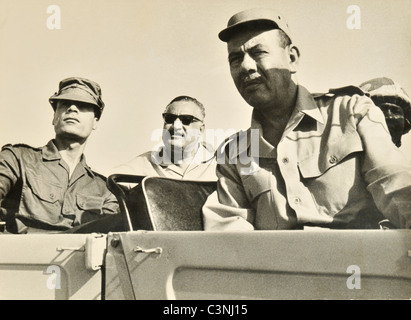 Le président égyptien Gamal Abdel Nasser et le leader libyen le Colonel Mouammar Kadhafi, avec les forces armées égyptiennes en 1970. Banque D'Images