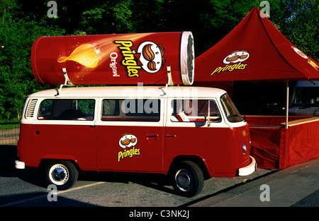 Le camping-car Volkswagen commercial utilisé comme espace publicitaire pour Procter & Gamble crips Pringles à Sankt Pauli à Hambourg. Banque D'Images