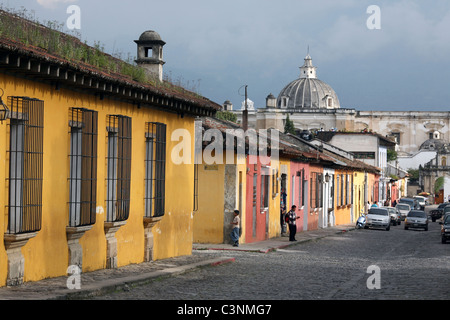 Bâtiments colorés avec le dôme de l'église San Francisco El Grande derrière. Antigua Guatemala, Sacatepequez, Guatemala Banque D'Images