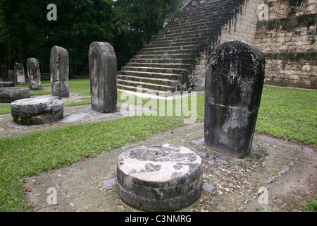 Bas-relief maya comprimés devant un temple dans le complexe O. Tikal, El Petén, Guatemala, Amérique Centrale Banque D'Images