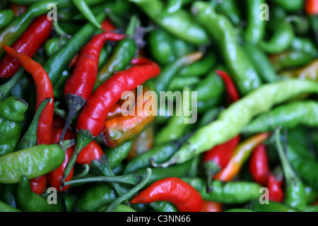 Hot Chili Peppers en vente sur le marché. Banque D'Images