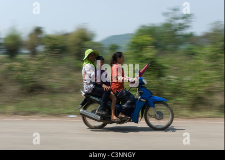 Trois personnes sur un motocycle dans le Nord Est de la Thaïlande. Banque D'Images