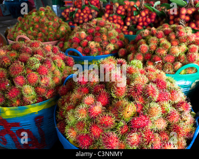 En Thaïlande fruits ramboutans fruits du marché Banque D'Images