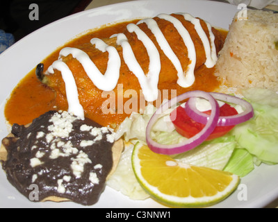 Photo d'un chili Relleno plat d'haricots noirs, de la salade et du riz. Banque D'Images