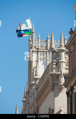 La gare de Rossio à Lisbonne, au Portugal, avec la levée des drapeaux sur le toit. Banque D'Images