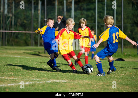 Les jeunes joueurs de football d'une équipe de U9 dribbler Cape Town Afrique du Sud Banque D'Images