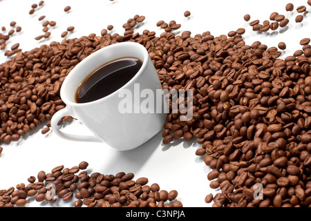 Tasse avec du café, de l'établissement des coûts sur les grains de café Banque D'Images