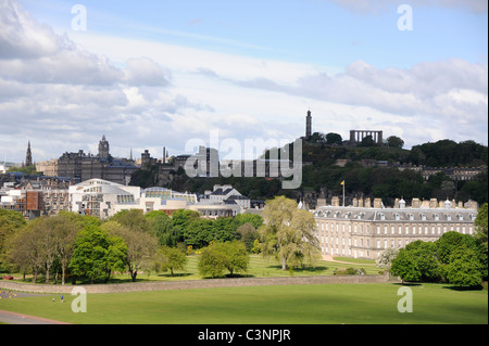 Ville d'Edimbourg avec le Parlement écossais, palais de Holyroodhouse et Calton Hill le Monument Nelson sur le dessus Banque D'Images