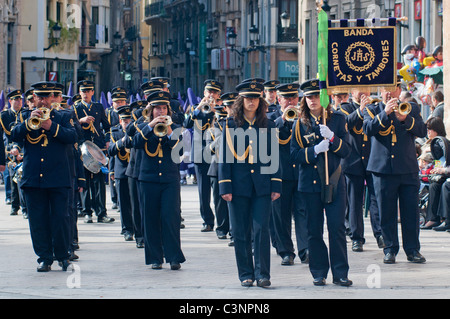 Marching Brass Band participer à la Pâques Vendredi Saint procession dans les rues de Murcie, dans le sud-est de l'Espagne, l'Europe Banque D'Images