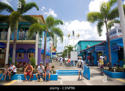 Les touristes de la zone commerçante de Heritage Quay à St Johns , Antigua Banque D'Images