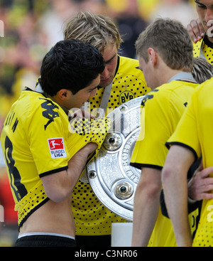 Joueur du Borussia Dortmund Nuri Sahin lustre la Bundesliga allemande league trophy au cours de la présentation o Banque D'Images