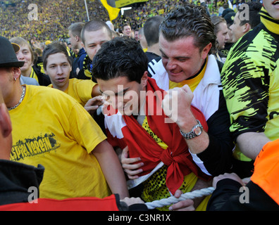 Joueur du Borussia Dortmund Nuri Sahin , centre, en turc, en drapeau rouge entre les fans pendant la victoire celebations Banque D'Images