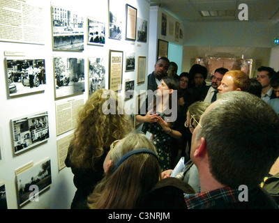 Paris, France, Femme Tour Guide, expliquant l'occupation de Paris Histoire de la Seconde Guerre mondiale en photos à la foule de touristes, dans 'Musee de la Préfecture de Paris', (Musée de la police) Musée de la recherche de personnes, la persécution des juifs en europe, l'histoire juifs france Banque D'Images